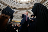 Κι όμως ο Τραμπ ούτε που ακούμπησε τη Βίβλο στην ορκωμοσία του (Εικόνα)