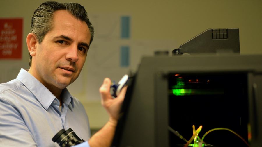 Ο Έλληνας χημικός που χωράει ταυτόχρονα 42.000 χημικές αντιδράσεις σε χώρο όσο το κεφάλι μιας καρφίτσας