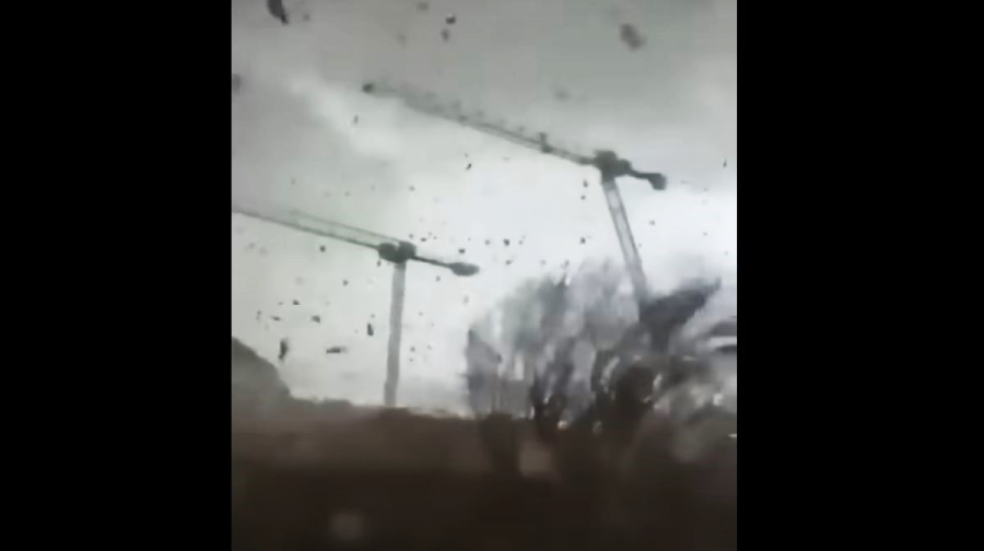 Ξαφνικός ανεμοστρόβιλος αναποδογύρισε γερανούς κοντά στο Παρίσι, απίστευτες εικόνες
