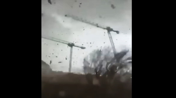 Ξαφνικός ανεμοστρόβιλος αναποδογύρισε γερανούς κοντά στο Παρίσι, απίστευτες εικόνες