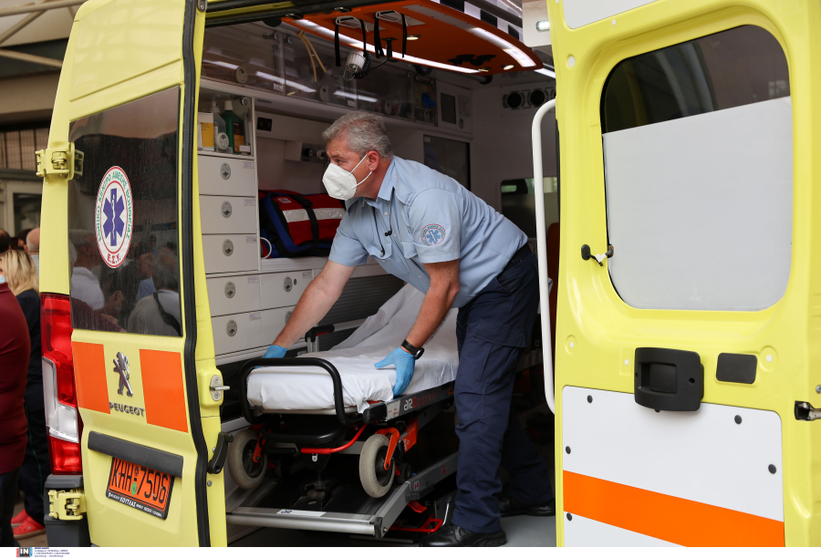 Σοβαρή καταγγελία για το ΕΚΑΒ: «Αρνήθηκαν να μεταφέρουν την 7χρονη κόρη μου γιατί έληγε η βάρδια»