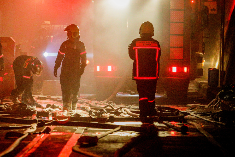 Φωτιά τώρα στο Περιστέρι - Εντοπίστηκε γυναίκα χωρίς τις αισθήσεις της