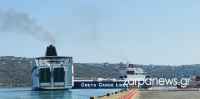 Απίστευτο ατύχημα στη Σούδα: Η στιγμή που επιβατικό της ΑΝΕΚ συγκρούεται με φορτηγό πλοίο