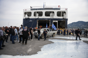 Μυτιλήνη: Στο «κόκκινο» οι αγρότες εξαιτίας του αφθώδους πυρετoύ - Απέκλεισαν το λιμάνι (Εικόνες και Βίντεο)