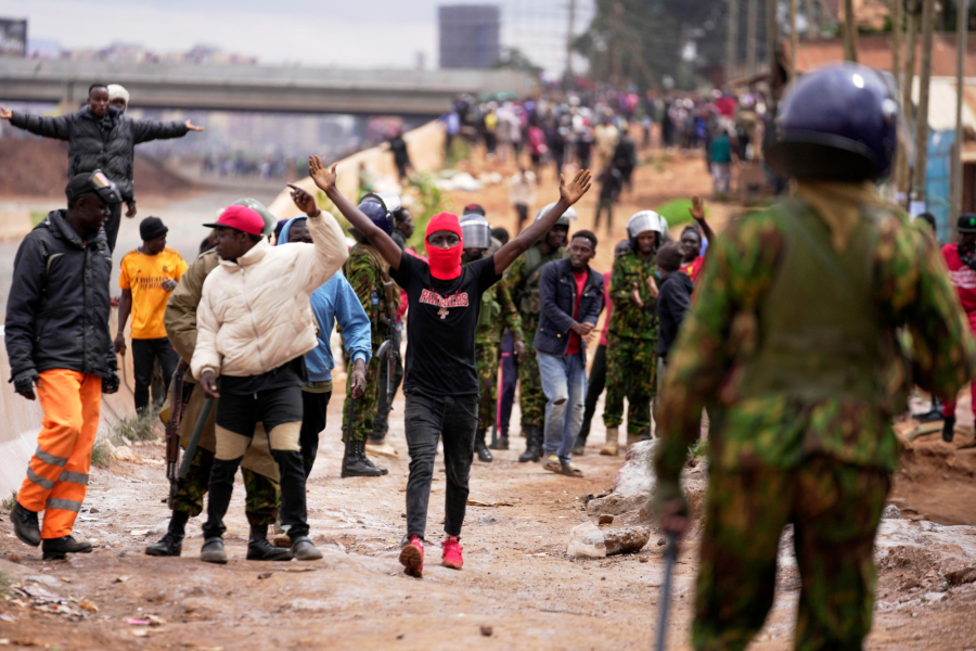 Κένυα: «Όποιος καίει περιουσία άλλων, θα πρέπει να πυροβολείται στα πόδια» - Η εντολή του προέδρου