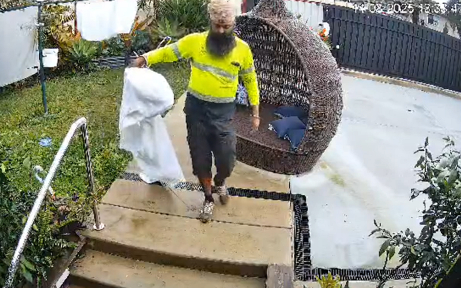 Ο «ήρωας της μπουγάδας»: Ταχυδρόμος μάζεψε τα ρούχα γυναίκας που έλειπε, επειδή έβρεχε (Βίντεο)