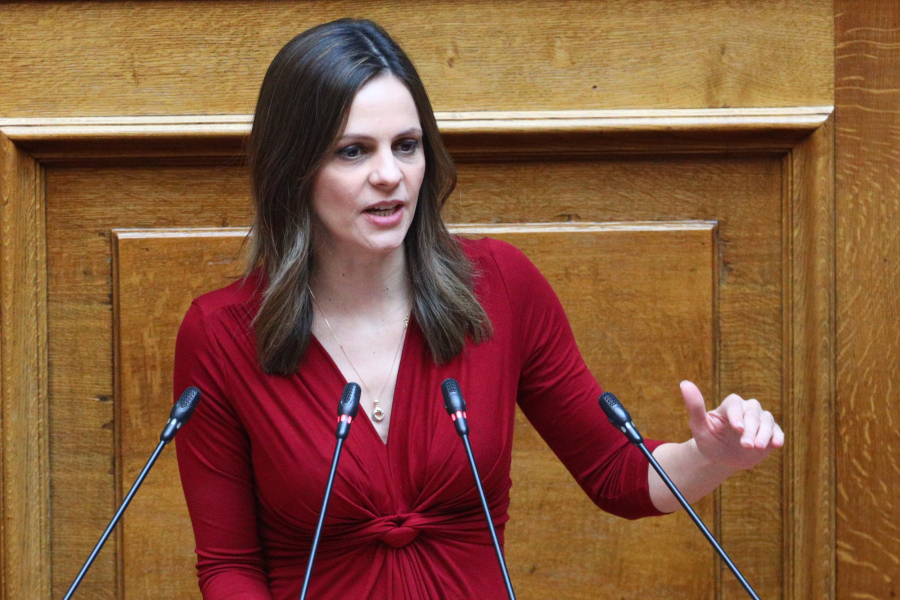 Πυρά Αχτσιόγλου κατά Μητσοτάκη για την κατάργηση της μονιμότητας στο Δημόσιο