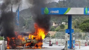 Ραφήνα: Πώς τυλίχθηκε στις φλόγες το βαν στο βενζινάδικο - Κάηκε και ένα σκυλί, δύο ελαφριά εγκαυματίες (video)