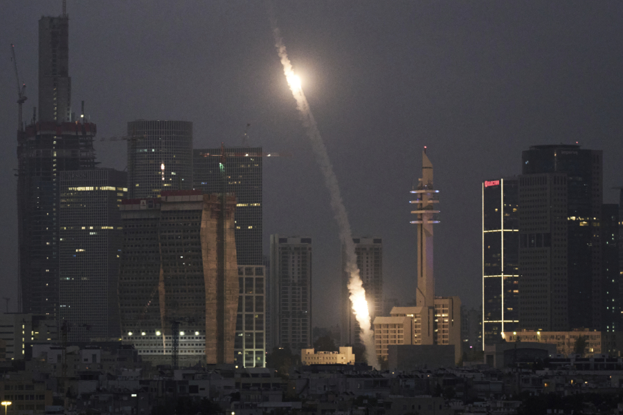 Συγκλονίζουν τα βίντεο - Ιρανικοί πύραυλοι έσπασαν το θόλο Iron Dome