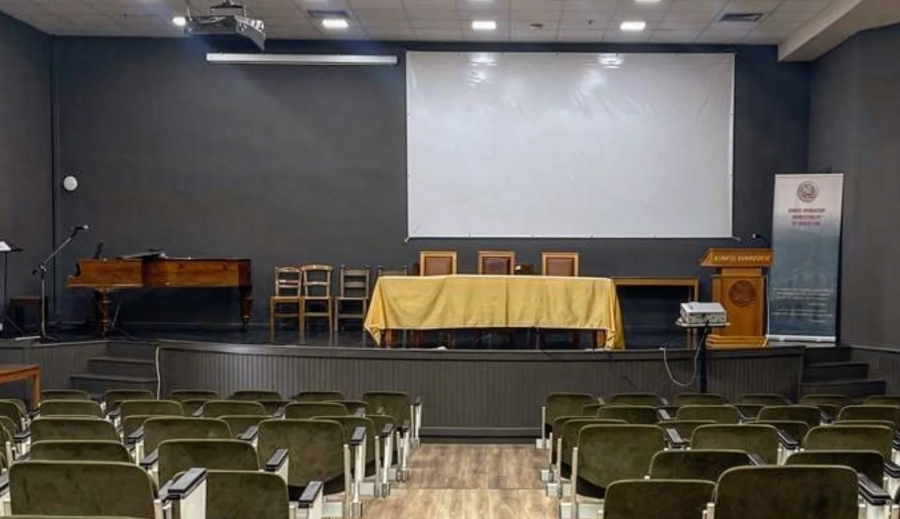 Ντροπή για τη Δικαιοσύνη - Με... πιανίστα η αίθουσα του Μονομελούς Πλημμελειοδικείου Ηρακλείου