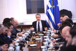 Εκνευρισμό στην κυβέρνηση προκαλούν οι επιθέσεις για σκάνδαλα και διαφθορά