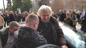 Στην πλατεία Συντάγματος έφτασε ο Μίκης Θεοδωράκης