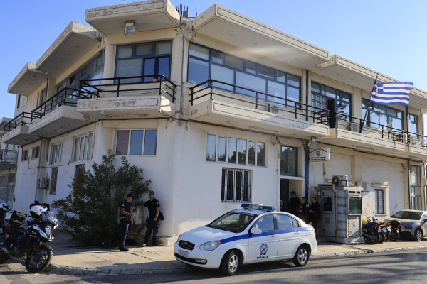 Καρέ - καρέ η επίθεση στο ΑΤ Μάνδρας: «Θα σας σκοτώσω όλους» φώναζε ο 31χρονος με το μαχαίρι»