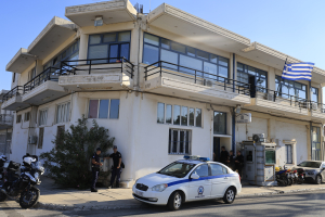 Καρέ - καρέ η επίθεση στο ΑΤ Μάνδρας: «Θα σας σκοτώσω όλους» φώναζε ο 31χρονος με το μαχαίρι