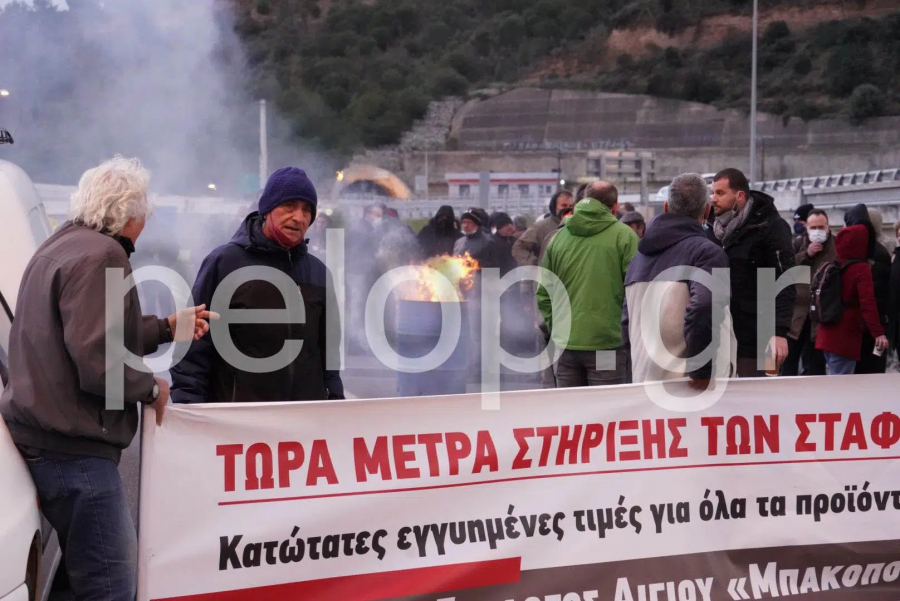 Εξαπλώνονται τα μπλόκα, «φούντωσαν» την Εθνική οδό οι αγρότες