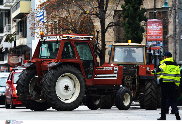Μπλόκο των ΜΑΤ στα... μπλόκα Θεσσαλών αγροτών στην εθνική Αθηνών -Θεσσαλονίκης