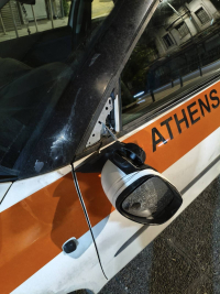 Δ. Αθηναίων: Επίθεση σε υπηρεσιακό όχημα της Δημοτικής Αστυνομίας κατά τη διενέργεια ελέγχων (Εικόνες)