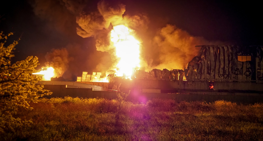 Φωτιά τώρα σε εργοστάσιο στη Ριτσώνα