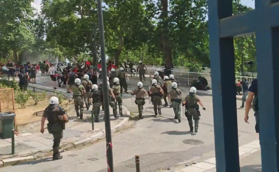 Νέα επεισόδια μεταξύ ΜΑΤ και φοιτητών στο ΑΠΘ, τουλάχιστον 2 συλλήψεις (βίντεο)