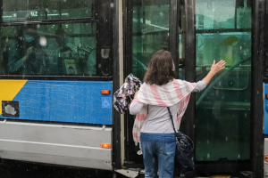 Φωτιά σε λεωφορείο που εκτελούσε το δρομολόγιο Ζωγράφου, Γαλάτσι. Αποβιβάστηκαν με ασφάλεια οι επιβάτες