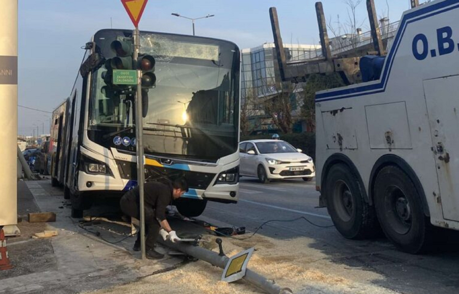 Μεσογείων: Λεωφορείο έπεσε σε φανάρι