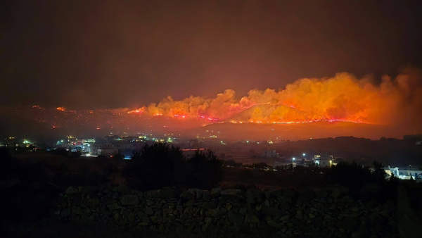 Πάρος: Εκτός ελέγχου η φωτιά - Ήχησαν νέα «112» για Τρυπητή, Άσπρο Χωριό, Γλυφά, Πυργάκι και Αγκαιριά