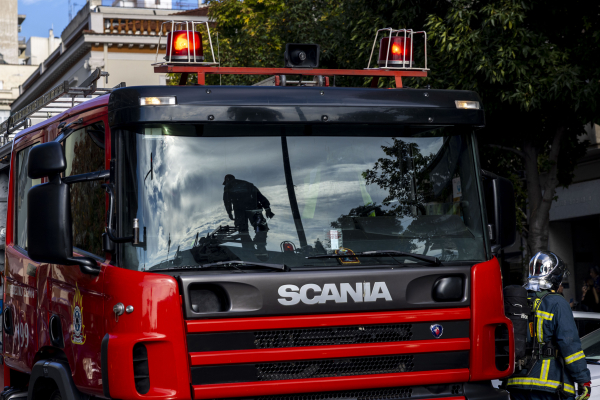 Θεσσαλονίκη: Κάηκαν ολοσχερώς δύο σταθμευμένα αυτοκίνητα - Προανάκριση από την Πυροσβεστική