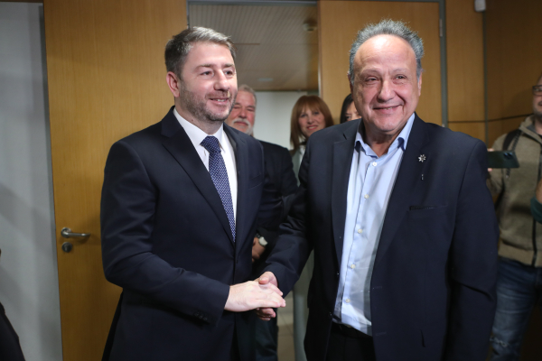 Ο Ανδρουλάκης «πετά το γάντι» στον Μητσοτάκη: «Ποιος μιλούσε για οριζόντια μείωση του ΦΠΑ μετά το μνημόνιο;»