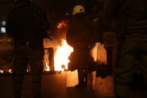Συνεχίστηκε και αυτή την Παρασκευή το «έθιμο» τον μολότοφ στο Πολυτεχνείο