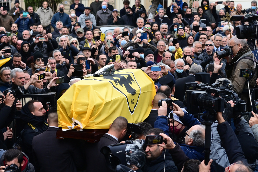 Στην αιωνιότητα ο Μίμης Παπαϊωάννου, ρίγη συγκίνησης στην κηδεία του πρώτου σκόρερ όλων των εποχών για την ΑΕΚ