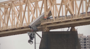 Το απίστευτο video από την καμπίνα του φορτηγού που... κρεμάστηκε από γέφυρα