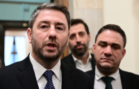 ΠΑΣΟΚ για Μητσοτάκη: Ό,τι και να πούμε που χτυπάει τα συμφέροντα, βρίσκουν έναν «μπαμπούλα»