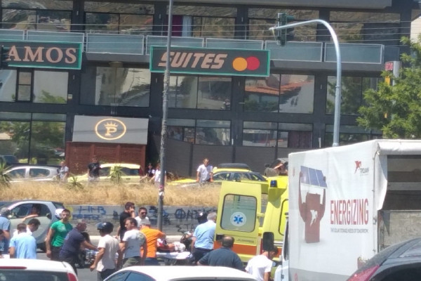 Τροχαίο στη Λεωφόρο Βουλιαγμένης με σοβαρό τραυματισμό οδηγού μηχανής (pic)