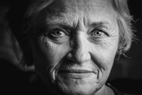 Η ψυχολογία λέει ότι το πιο μοναχικό πράγμα στο να μεγαλώνεις είναι η αυξανόμενη συνειδητοποίηση ότι οι περισσότεροι άνθρωποι αγαπούν μια εκδοχή σου που είναι πέντε, δέκα ή είκοσι χρόνια ξεπερασμένη