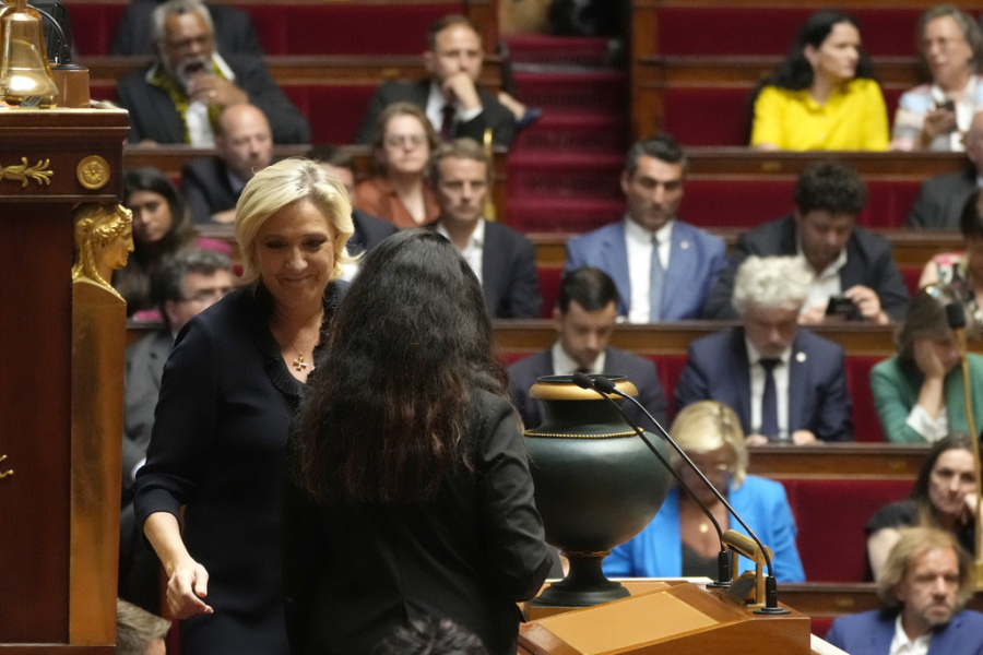 Ο Μακρόν σπάει το φράγμα κατά της ακροδεξιάς, χαρίζει δύο κρίσιμες θέσεις στη Λεπέν