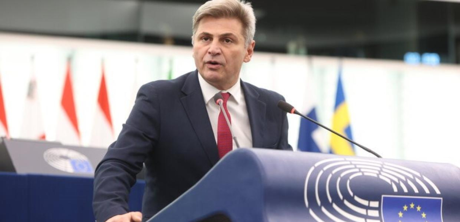 Φαραντούρης: Παρέμβαση στο Ευρωκοινοβούλιο για αδιαφάνεια στη χρηματοδότηση κομμάτων με «άρωμα» ΝΔ και Blue Skies