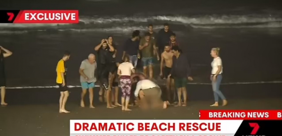 Viral ο ρεπόρτερ που πέταξε το μικρόφωνο και έπεσε στη θάλασσα να σώσει παιδί που πνιγόταν (βίντεο)
