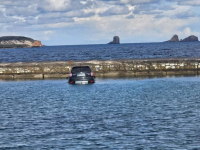 Πάρος: Αυτοκίνητο έπεσε στη θάλασσα - Δεν έβαλε χειρόφρενο ο οδηγός (Βίντεο)