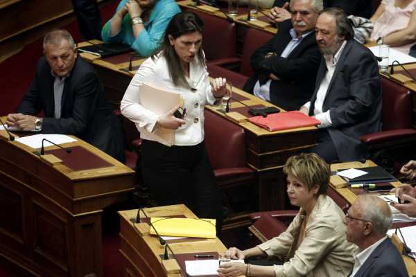 Παρών ψηφίζει η Ζωή Κωνσταντοπούλου