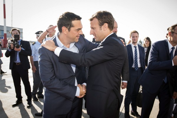 Γαλλικές επενδύσεις και γερμανικό αδιέξοδο στο επίκεντρο της συνάντησης Τσίπρα - Μακρόν