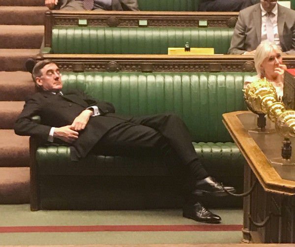 Brexit: Ο βουλευτής που κοιμήθηκε μέσα στο Κοινοβούλιο και εξόργισε τους Βρετανούς (pics)