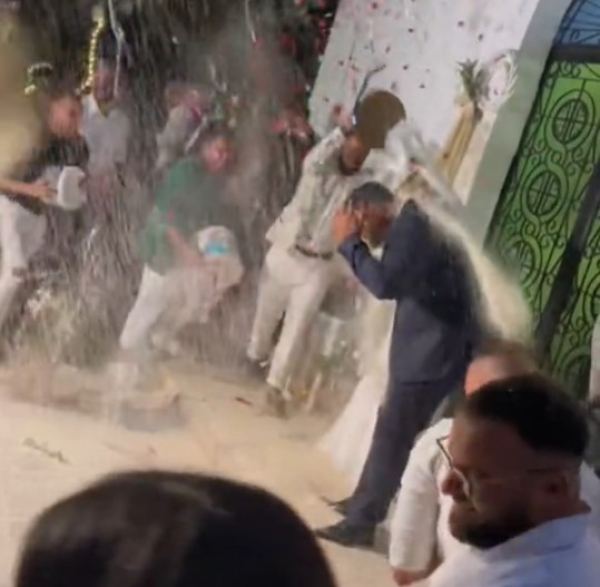 Σίγουρα ο γάμος θα «ριζώσει» - «Βροχή» από ρύζι στο γαμπρό και τη νύφη (βίντεο)