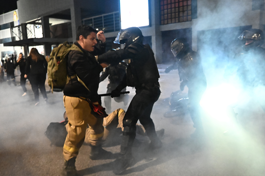 ΚΚΕ για επίθεση ΜΑΤ σε πυροσβέστες: Ντροπή και αίσχος