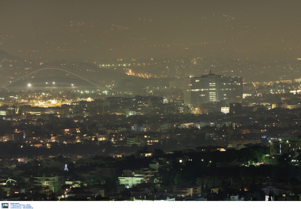 Η ακρίβεια κάνει τους πολίτες να καίνε στα τζάκια ότι βρουν - Η λύση για να τελειώσουμε με την αιθαλομίχλη