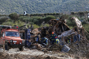 Τέμπη: Σε αδιέξοδο η διαδικασία εκταφών των θυμάτων - Η Εισαγγελική διάταξη καθυστερεί την διαδικασία