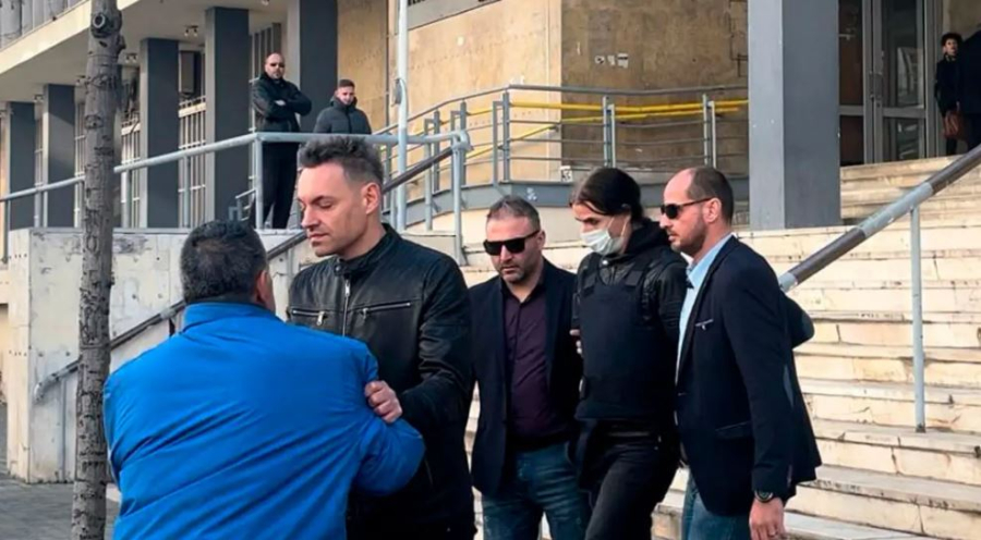 Πολίτης όρμησε στον Νορβηγό δολοφόνο έξω από τα δικαστήρια στη Θεσσαλονίκη