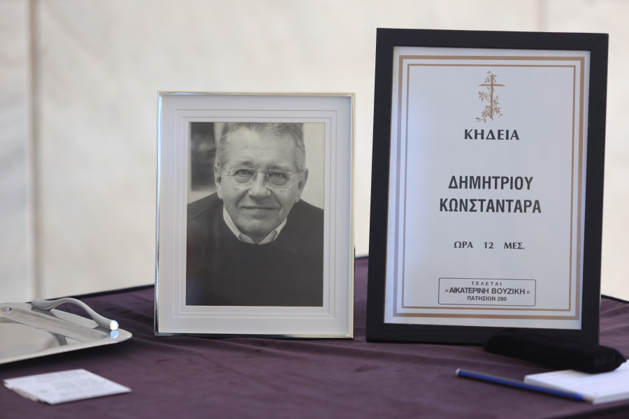 Κηδεία Δημήτρη Κωνσταντάρα: Συγκίνηση στο τελευταίο αντίο στο Α' νεκροταφείο Αθηνών (εικόνες)