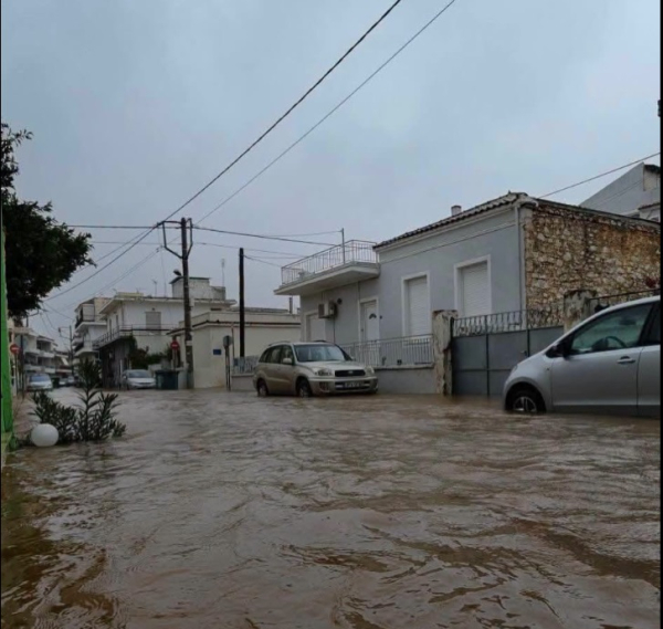 Κακοκαιρία στην Αττική: Πλημμύρισαν δρόμοι στο Κορωπί (βίντεο)