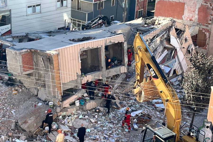 Τουρκία: Δύο νεκροί από την κατάρρευση κτιρίου - Αναζητούνται 3 άτομα κάτω από τα ερείπια (Βίντεο)