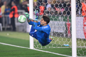 Στα ημιτελικά του Conference League ο Ολυμπιακός με «χρυσό» τον Τζολάκη